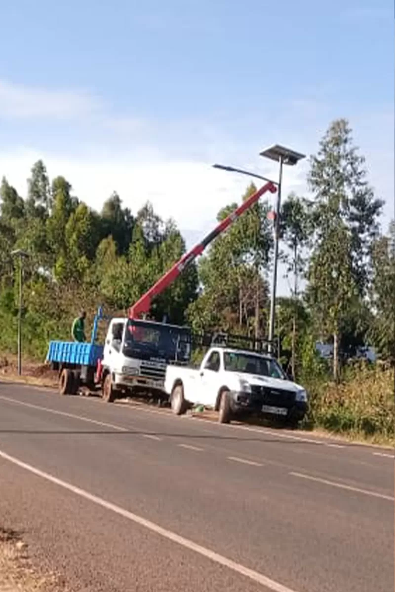 Pinaghiwalay na mga ilaw ng solar kalye ng pakyas